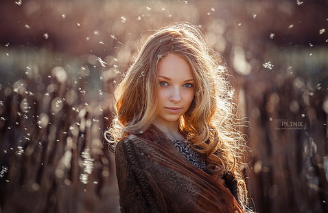 жени, модел, Сергей Пилтник, дълга коса, руса, гледащ зрителя, слънчева светлина, лице, очи, дълбочина на полето, HD тапет HD wallpaper