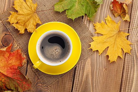 tazza gialla con piattino, autunno, foglie di acero, tazze, caffè, tavolo, Sfondo HD HD wallpaper
