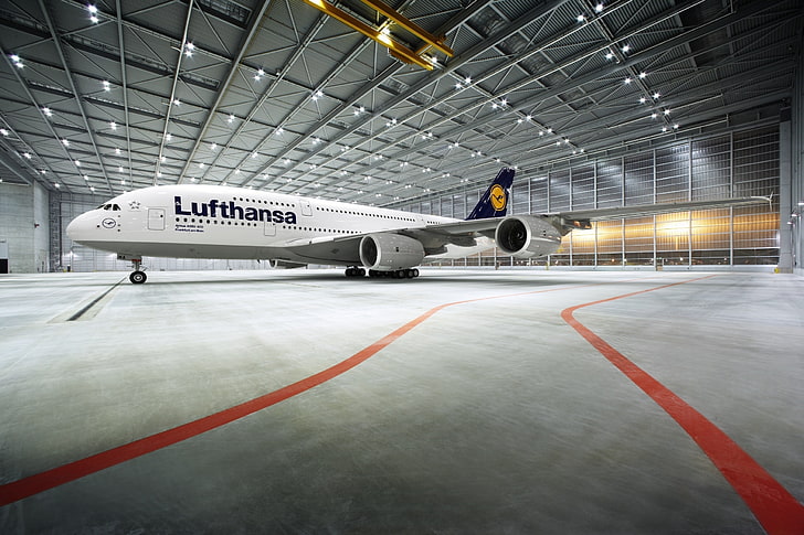 白いルフトハンザ旅客機、飛行機、ライナー、空港、格納庫、A380、照明、ルフトハンザ、乗客、エアバス、 HDデスクトップの壁紙