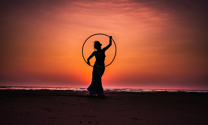 человек силуэта держа обои hula-hoop, девушку, обруч, силуэт, заход солнца, море, горизонт, HD обои