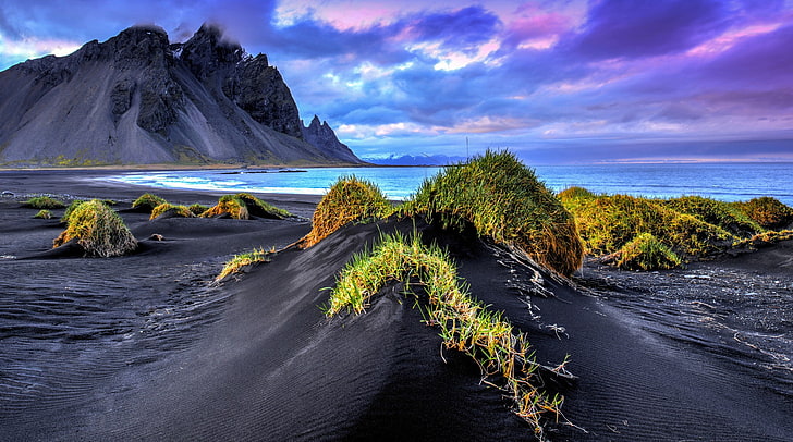 arena negra, playa, Islandia, mar, montañas, acantilado, hierba, nubes, naturaleza, paisaje, olas, Fondo de pantalla HD