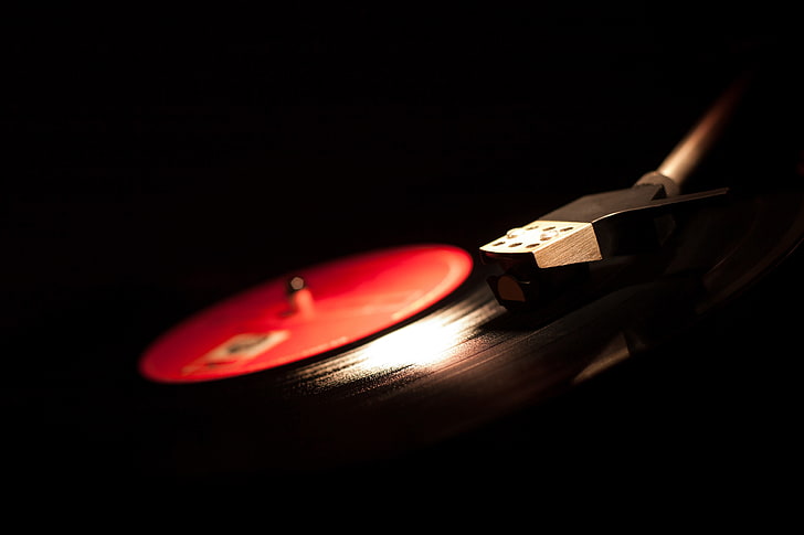 gramofon czarno-czerwony, makro, retro, muzyka, rozmycie, dźwięk, odtwarzacz, płyta winylowa, narzędzie, bokeh, musical, czarne tło, tapeta., instrument, Tapety HD