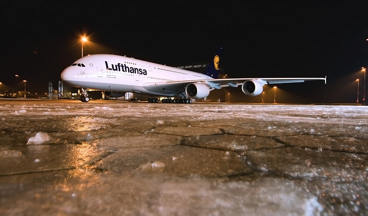 biały samolot Lufthansy, Zima, Noc, Samolot, Lód, Lotnisko, A380, Lufthansa, Airbus, Samolot, Tapety HD
