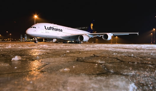 белый авиалайнер Lufthansa, Зима, Ночь, Самолет, Лед, Аэропорт, A380, Lufthansa, Аэробус, Авиалайнер, HD обои HD wallpaper