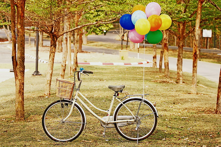 bicicletta, parco, palloncini, erba, bici bianca per pendolari; palloncini multicolori, bicicletta, parco, palloncini, erba, Sfondo HD