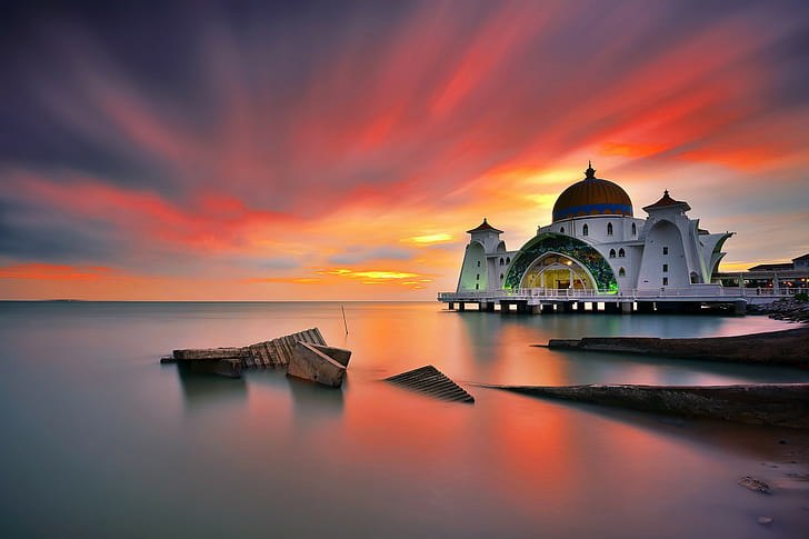 海峡モスク、マラッカ、水辺の白とオレンジの寺院、海峡モスク、マラッカ、マレーシア、 HDデスクトップの壁紙
