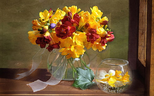 żółte i czerwone płatki kwiatów w przezroczystym wazonie ze szkła malowanie, bukiet, kwiaty, wazon, woda, Tapety HD HD wallpaper