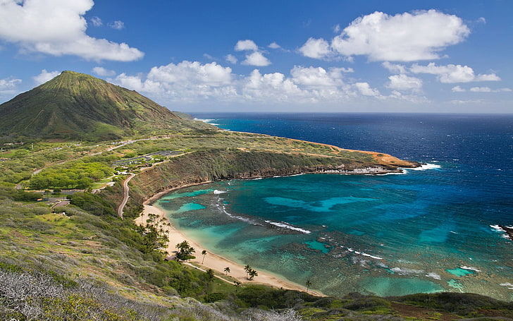 niebiesko-biała łódź w pobliżu akwenu malowanie, krajobraz, natura, morze, chmury, niebo, wybrzeże, Hanauma Bay State Park, Oʻahu, Hawaje, Tapety HD