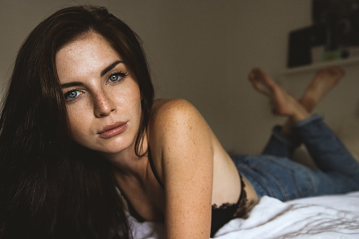 wanita, berambut cokelat, berbaring di depan, mata biru, bra hitam, kaki di udara, bintik-bintik, wajah, di tempat tidur, Katharina Wagner, Wallpaper HD