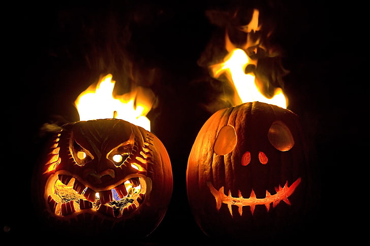 duas decorações de abóbora de halloween laranja, halloween, feriado, abóbora, rostos, vapor, fogo, fundo preto, HD papel de parede