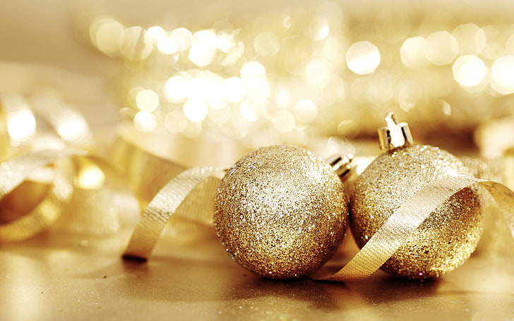 adornos navideños con purpurina dorada, bolas, luces, oro, estado de ánimo, vacaciones, juguetes, año nuevo, cinta, bokeh, Fondo de pantalla HD