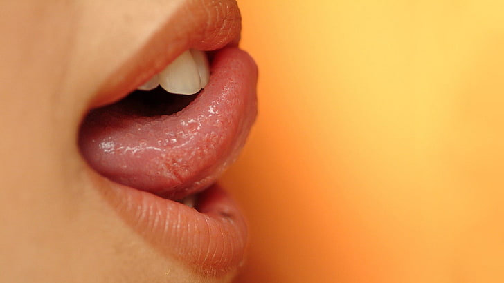 língua feminina, Breanne Benson, closeup, fundo laranja, HD papel de parede