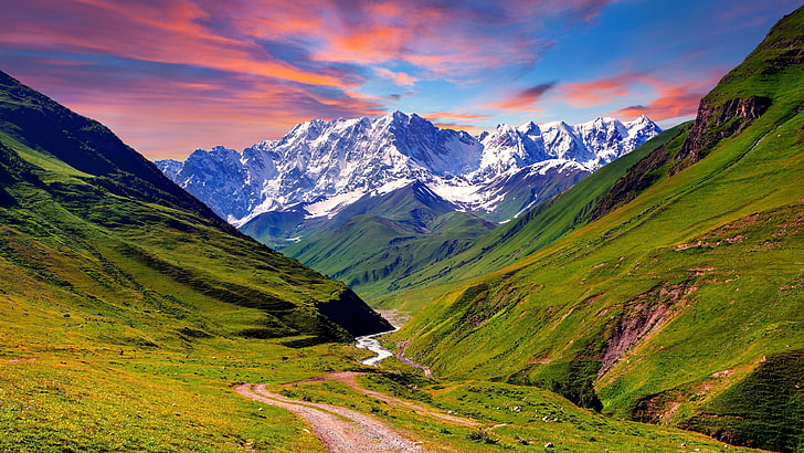 Doğa Vadisi Dağ Nehri Otlayan Yeşil Çim Karlı Zirveleri Gökyüzü Kırmızı Bulutlar Ile 3840 × 2160, HD masaüstü duvar kağıdı