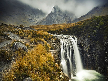 Mountain Fall, vatten faller, härlig, lugn, faller, dimma, trevlig, faller, gräs, vacker, vattenfall, vatten, fält, moln, berg, HD tapet HD wallpaper