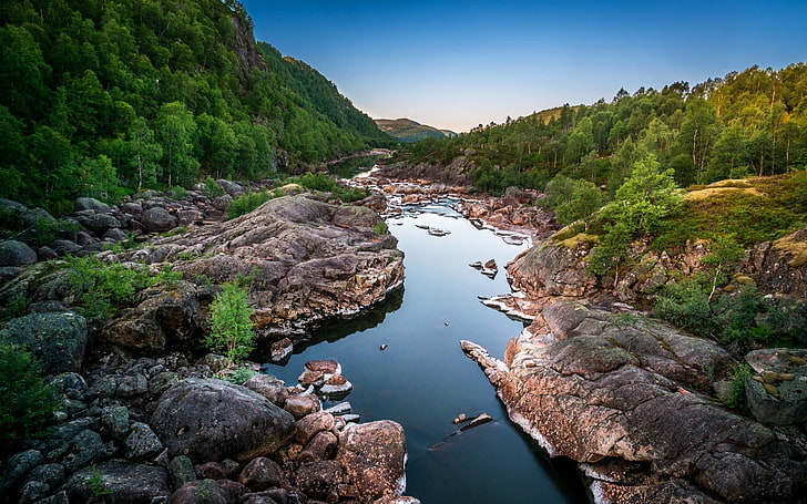 снимка на река между скали, природа, гора, река, пейзаж, дървета, HD тапет