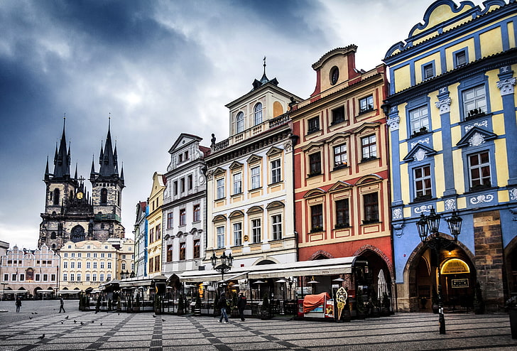 costruzioni verniciate blu, rosse e bianche, repubblica ceca, Praga, via, costruzione, sera, Sfondo HD