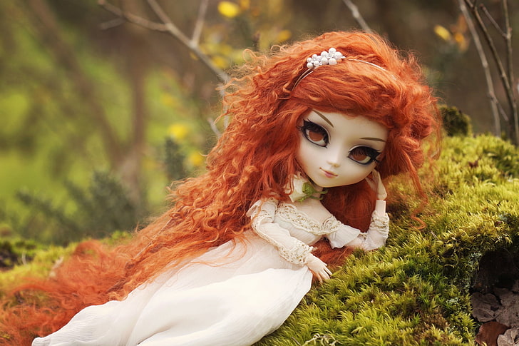 Wanita mengenakan boneka putih lengan panjang, mainan, lumut, boneka, berambut merah, Wallpaper HD