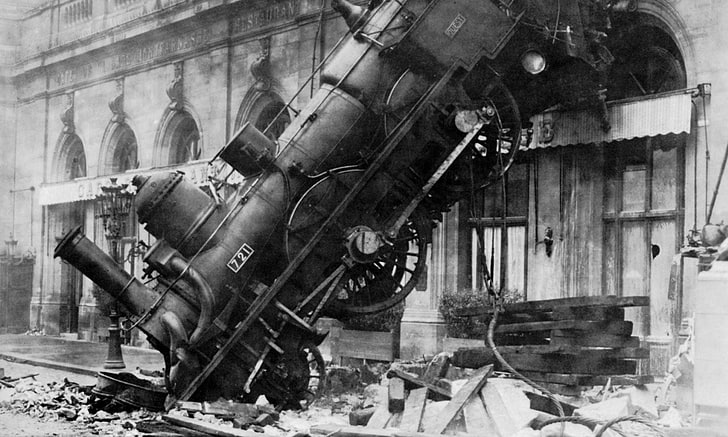 大破した列車、写真、モノクロ、蒸気機関車、大破、事故、古い写真、通り、建物、パリ、フランス、災害、レンガ、駅、 HDデスクトップの壁紙