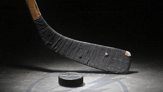 черна хокейна тояга и шайба, хокей на лед, хокей, HD тапет HD wallpaper