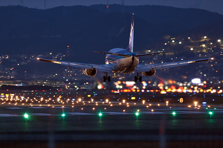avion gris, avion, aéroport, atterrissage, avion, lumières, lumières de la ville, Fond d'écran HD