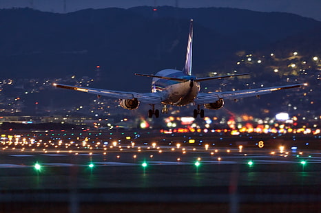 серый самолет, самолет, аэропорт, посадка, самолеты, огни, огни города, HD обои HD wallpaper