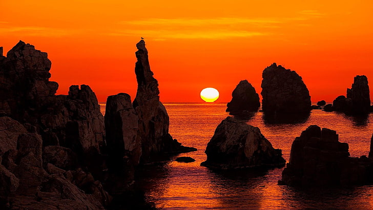 flammande pip, solnedgång, orange himmel, stenar, hav, HD tapet