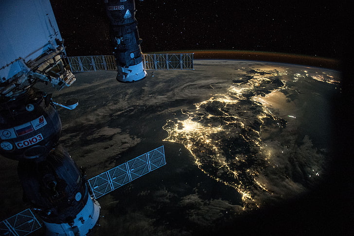 Mesa de madera en blanco y negro, Estación Espacial Internacional, Soyuz, ISS, espacio, Tierra, luces de la ciudad, Japón, Fondo de pantalla HD