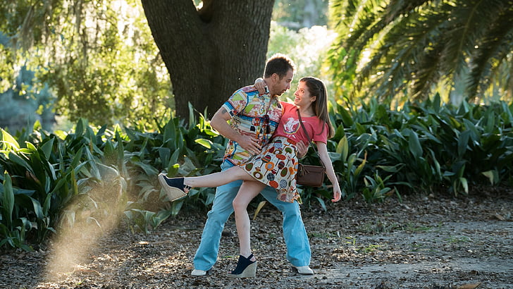 mężczyzna i kobieta tańczący pod drzewem w ciągu dnia, Mr. Right, Sam Rockwell, najlepsze filmy 2016 roku, Tapety HD