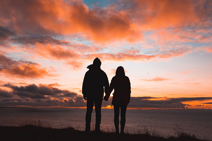 sagoma di due persone in piedi sul campo di erba vicino a spo d'acqua, coppia, siluette, tramonto, cielo, Sfondo HD