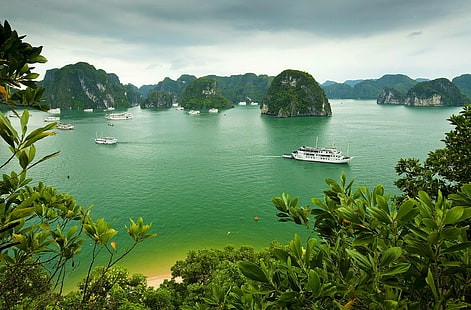 Foto dell'isola, mare, cielo, nuvole, alberi, montagne, roccia, barca, nave, isola, yacht, Baia, Vietnam, Baia di Halong, Sfondo HD HD wallpaper