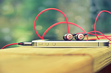 biały iPhone 4 i czerwony Beats by Dr. Dre cannalbuds, Apple, słuchawki, Beats by dr. Dre, dzwonię 4, Tapety HD HD wallpaper