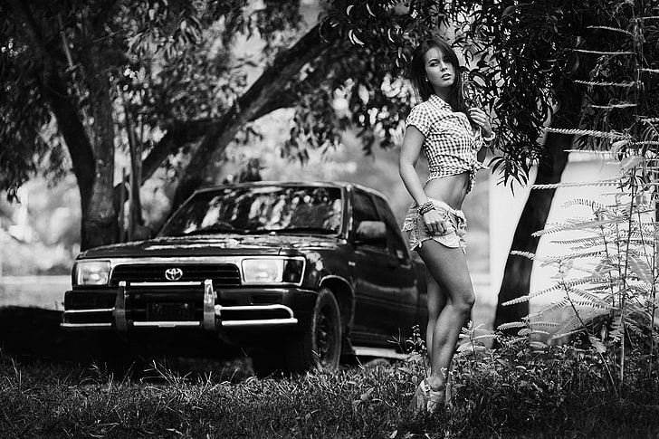 المرأة ، عارضة أزياء ، جان شورت ، سيارة ، أحادية اللون، خلفية HD