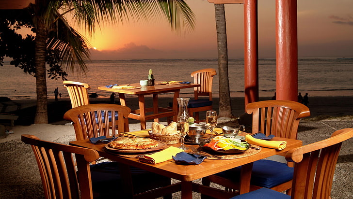 meja kayu coklat persegi panjang dan empat kursi, laut, malam, restoran, makan malam, Wallpaper HD