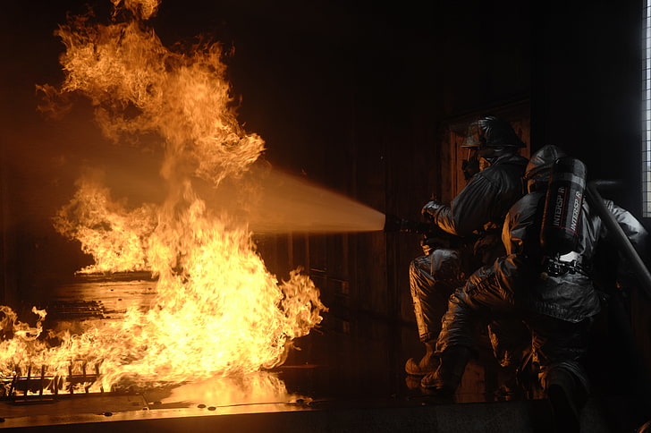 пожарникар, изваждащ огън цифрови тапети, огън, оборудване, HD тапет