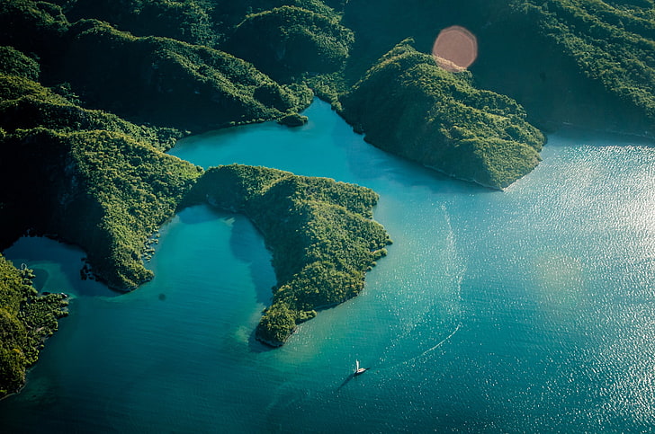 fotografi udara, pulau-pulau hijau, laut, musim panas, matahari, bukit, pulau, perahu layar, Wallpaper HD