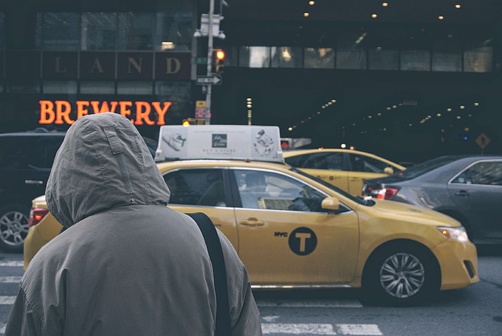 brasserie, voitures, métro, new york city, journal, personnes, pluie, gouttes de pluie, rue, rue photo, taxi, parapluie, marche, jaune, Fond d'écran HD