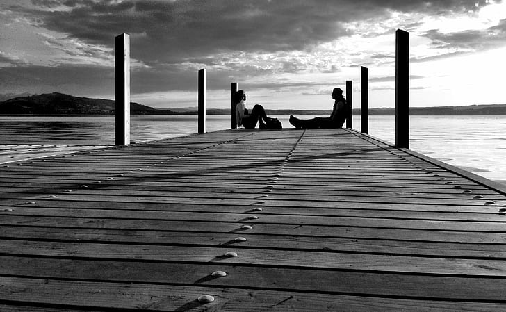 Foto en escala de grises del hombre y la mujer sentada al borde del muelle, muelle, mar, al aire libre, embarcadero, naturaleza, madera - Material, personas, lago, cielo, Fondo de pantalla HD