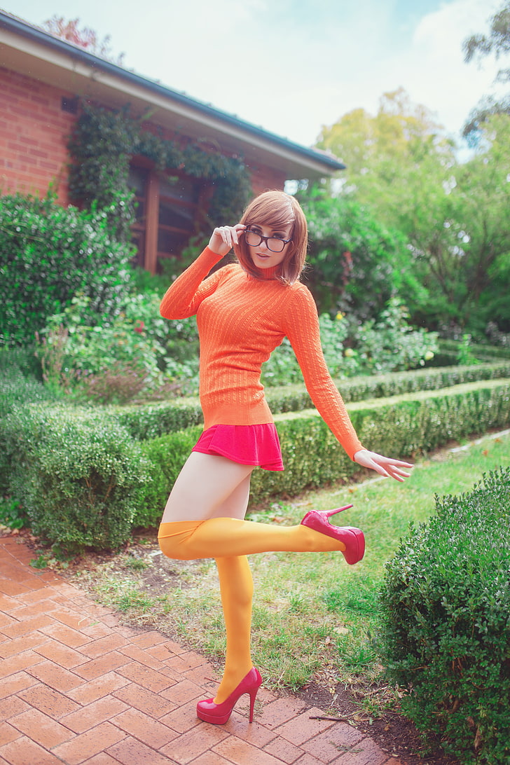 เสื้อเชิ้ตแขนยาวสีส้มของผู้หญิง Kayla Erin ผู้หญิงนางแบบผู้หญิงนอกบ้านคอสเพลย์สคูบี้ดู Velma Dinkley ผู้หญิงใส่แว่นคอเต่าเสื้อกันหนาวกระโปรงสั้นถุงเท้ารองเท้าสีชมพูถุงน่อง, วอลล์เปเปอร์ HD, วอลเปเปอร์โทรศัพท์