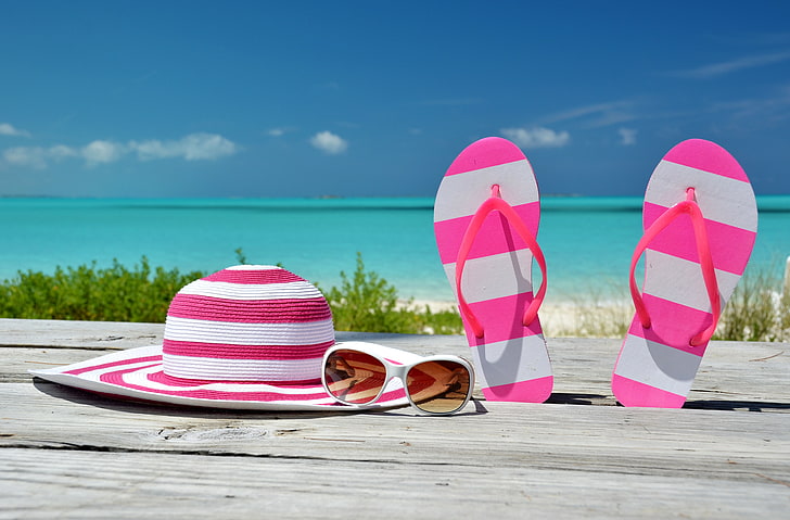 paire de tongs à rayures roses et blanches et chapeau de soleil, mer, plage, été, soleil, séjour, vacances, soleil, accessoires, Fond d'écran HD