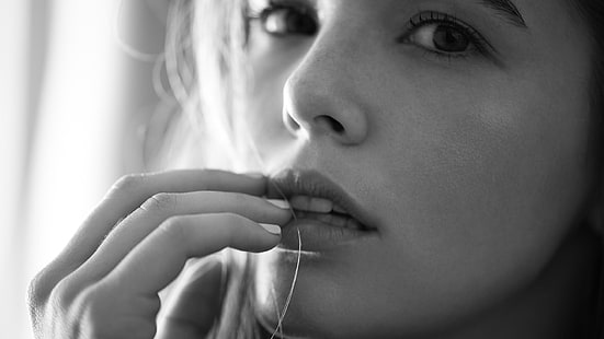 mulheres, Zoey Deutch, dedo nos lábios, atriz, monocromático, HD papel de parede HD wallpaper