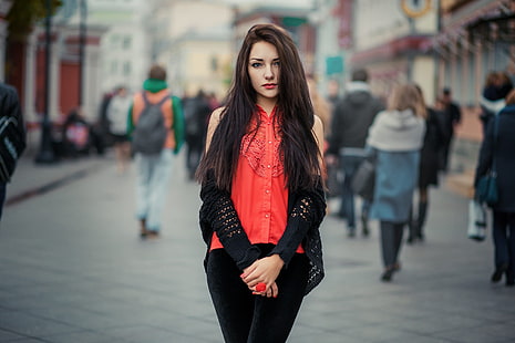 Frau in roter ärmelloser Bluse und schwarzen Hosen, Frauen, Modell, Gesicht, Porträt, lange Haare, blaue Augen, HD-Hintergrundbild HD wallpaper