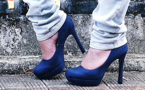 чифт сини помпи на платформа, момиче, обувки, токчета, дънки, крака, HD тапет HD wallpaper