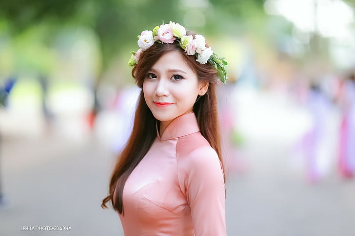 Азиатски, жени, венци, черни очи, розова рокля, традиционно облекло, усмихнато, цвете в коса, портрет, HD тапет