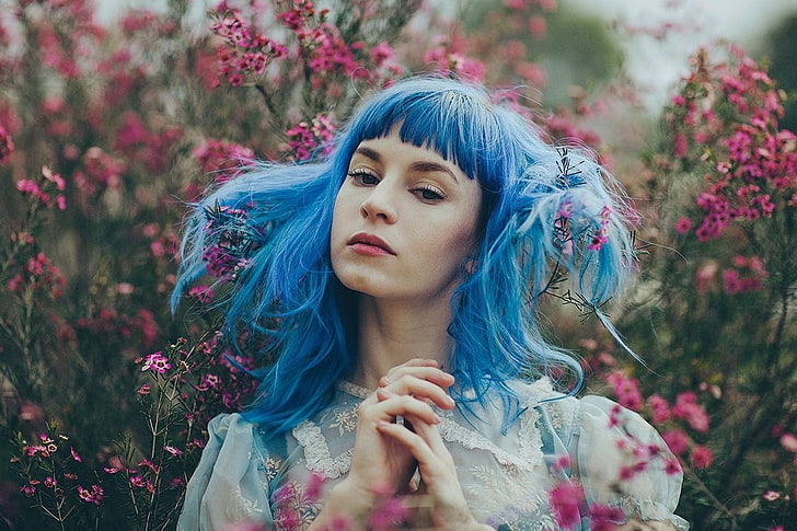 женщины, женщины на улице, синие волосы, окрашенные волосы, цветы, HD обои