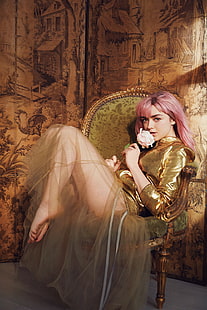 メイジーウィリアムズ、女優、女性、ピンクの髪、裸足、足の爪の塗装、座っている、足、 HDデスクトップの壁紙 HD wallpaper