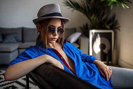Ксения Кокорева, жени, портрет, шапка, слънчеви очила, седнал, синя риза, Юрий Лямин, HD тапет HD wallpaper