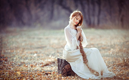 Garota de vestido branco, sentado no tronco, longos cabelos loiros, Branco, Vestido, Menina, sentado, coto, longos, loiros, cabelo, HD papel de parede HD wallpaper