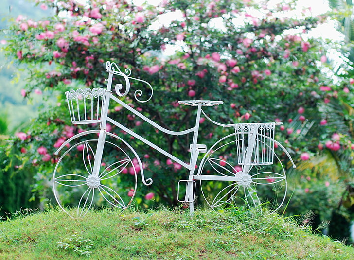 белая металлическая подставка для велосипеда, белый, листья, цветы, велосипед, фон, широкоформатные, обои, настроение, колесо, корзина, полноэкранные, HD обои, полноэкранные, HD обои