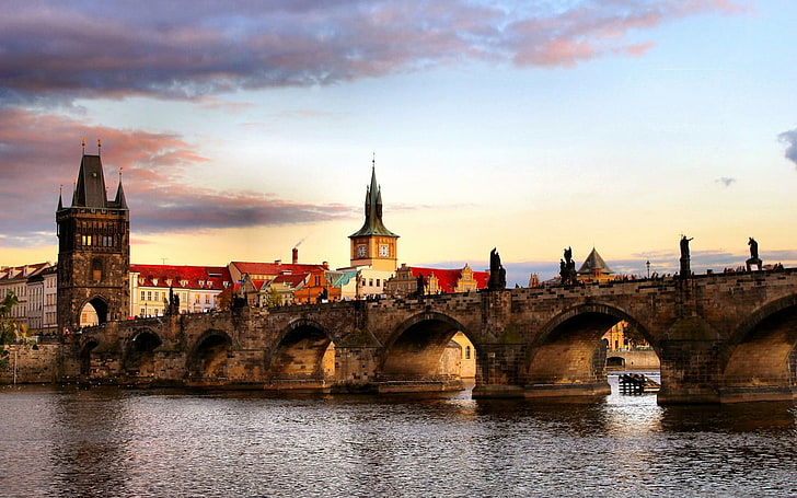 茶色と白の建物、プラハ、チェコ共和国、カレル橋、 HDデスクトップの壁紙