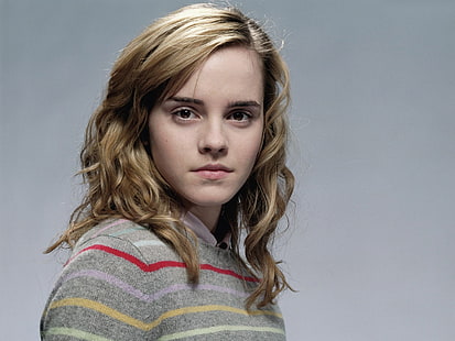 Emma Watson, Hermiona Granger, aktorka, kobiety, patrząc na widza, blond, falowane włosy, proste tło, Tapety HD HD wallpaper